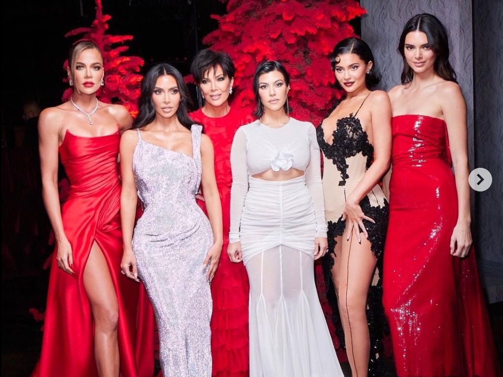 8 Foto Keluarga Kim Kardashian Rayakan Natal, Mewah & Glamor Bernuansa Merah