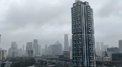 Potret Langit Jakarta 28 Desember Siang Saat Ada Prediksi Cuaca Ekstrem