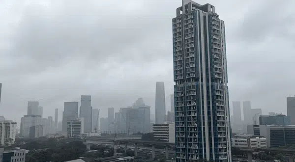 Potret Langit Jakarta 28 Desember Siang Saat Ada Prediksi Cuaca Ekstrem
