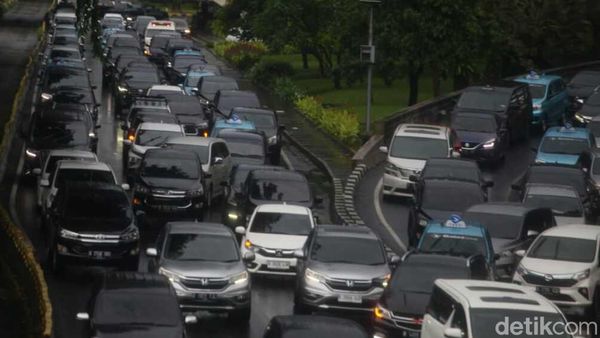 Lalin Sudirman Padat Saat Prediksi Cuaca Ekstrem 28 Desember 2022