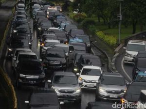 Lalin Sudirman Padat Saat Prediksi Cuaca Ekstrem 28 Desember 2022