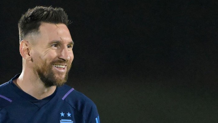 Argentinas forward #10 Lionel Messi smiles during a training session at Qatar University in Doha on December 8, 2022, on the eve of the Qatar 2022 World Cup quarter-final football match between The Netherlands and Argentina. (Photo by JUAN MABROMATA / AFP) (Photo by JUAN MABROMATA/AFP via Getty Images)