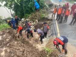 3 Alat Berat Diterjunkan Bersihkan Longsor Jalan Poros Maros-Bone di Camba