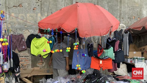 Permainan lato-lato kini kembali viral. Mainan anak era 90an ini kini kembali digemari masyarakat dan kembali diperjualbelikan, Rabu (28/12). CNN Indonesia/Tiara Sutari