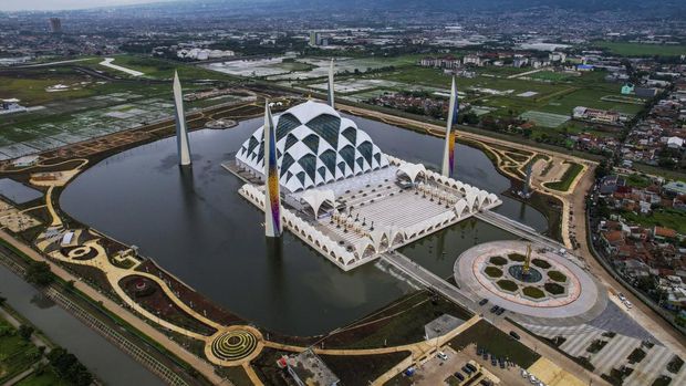 BANDUNG, INDONESIA - 2022/12/26: (EDITORS NOTE: Image taken with a drone) Aerial view of the Al-Jabbar Mosque in Bandung. Masjid Raya Al-Jabbar can accommodate 20,000 worshippers and this mosque will be inaugurated on Friday, December 30, 2022. (Photo by Algi Febri Sugita/SOPA Images/LightRocket via Getty Images)