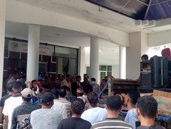 Warga Desak Bupati Manggarai Barat Tunda Pelantikan 4 Kades