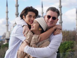 8 Foto Keluarga Maudy Koesnaedi Liburan ke Turki, Paras Ganteng Anak Disorot