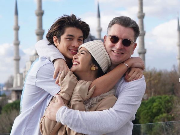 8 Foto Keluarga Maudy Koesnaedi Liburan ke Turki, Paras Ganteng Anak Disorot