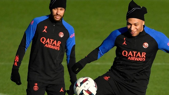 TOPSHOT - Paris Saint-Germains Brazilian forward Neymar (L) and French forward Kylian Mbappe (R) take part in a training session at the clubs 