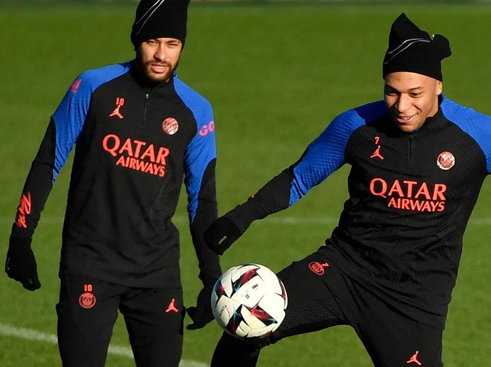 TOPSHOT - Paris Saint-Germain's Brazilian forward Neymar (L) and French forward Kylian Mbappe (R) take part in a training session at the club's 