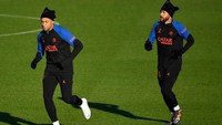 Neymar dan Mbappe tampak kembali berseragam biru merah.  