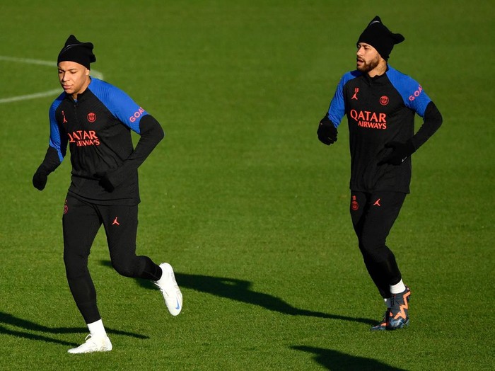 TOPSHOT - Paris Saint-Germain's Brazilian forward Neymar (L) and French forward Kylian Mbappe (R) take part in a training session at the club's 