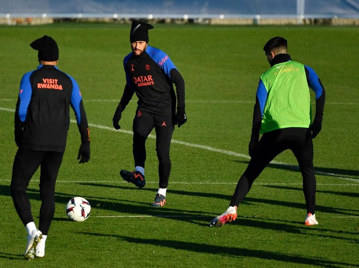 TOPSHOT - Paris Saint-Germain's Brazilian forward Neymar (L) and French forward Kylian Mbappe (R) take part in a training session at the club's 