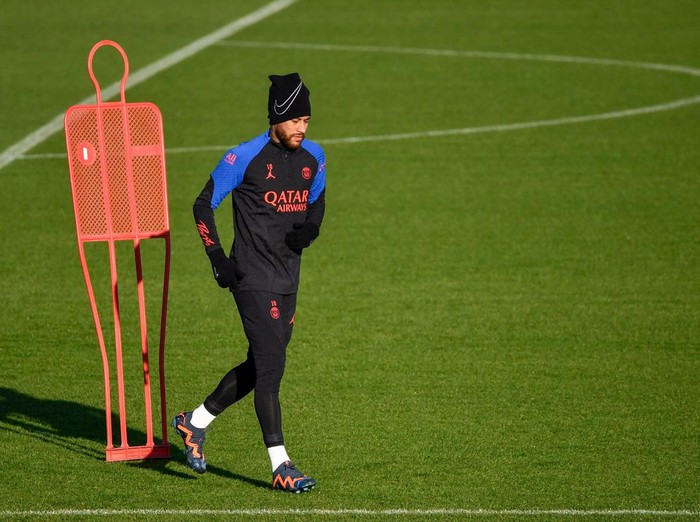 TOPSHOT - Paris Saint-Germain's Brazilian forward Neymar (L) and French forward Kylian Mbappe (R) take part in a training session at the club's 
