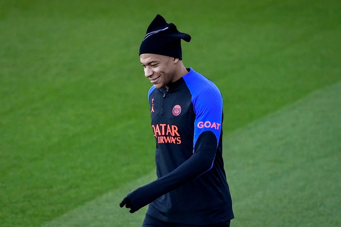 TOPSHOT - Paris Saint-Germains Brazilian forward Neymar (L) and French forward Kylian Mbappe (R) take part in a training session at the clubs 