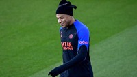 Dilansir dari TyCSports, Lionel Messi baru akan bergabung dengan PSG pada 3 Januari 2022.  