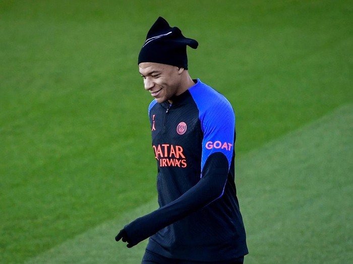 TOPSHOT - Paris Saint-Germain's Brazilian forward Neymar (L) and French forward Kylian Mbappe (R) take part in a training session at the club's 