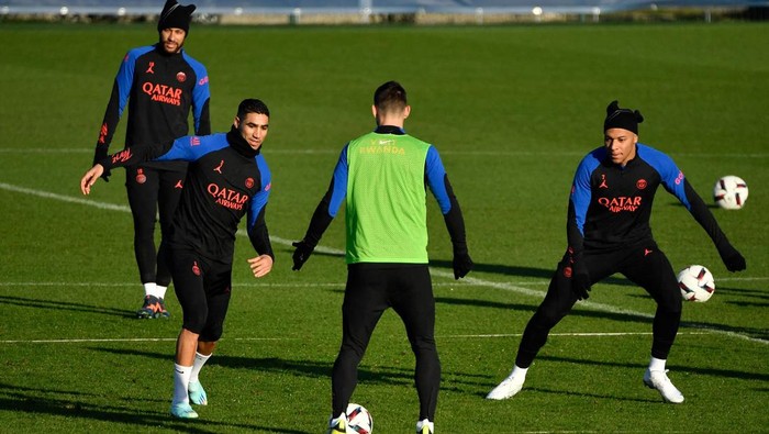 TOPSHOT - Paris Saint-Germain's Brazilian forward Neymar (L) and French forward Kylian Mbappe (R) take part in a training session at the club's 