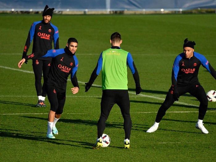 TOPSHOT - Paris Saint-Germain's Brazilian forward Neymar (L) and French forward Kylian Mbappe (R) take part in a training session at the club's 