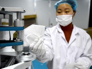 Mengintip Cara China Bikin Masker