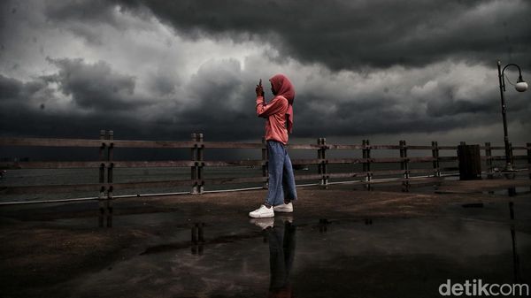 Menikmati Wisata Pantai Ancol di Tengah Prediksi Cuaca Buruk