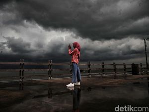 Menikmati Wisata Pantai Ancol di Tengah Prediksi Cuaca Buruk