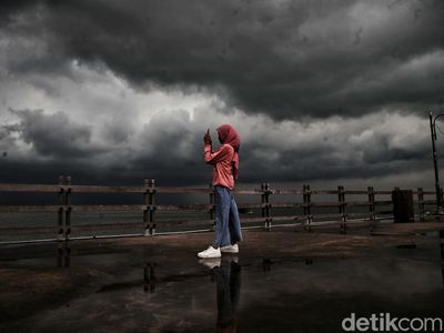 Menikmati Wisata Pantai Ancol di Tengah Prediksi Cuaca Buruk