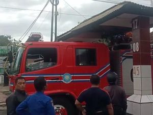 Mobil Damkar Bogor Terhalang Gapura-Parkir Liar Saat Akan ke TKP Kebakaran