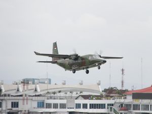 Mulusss.. Pesawat Bikinan PTDI Mendarat di Hanggar TNI AU