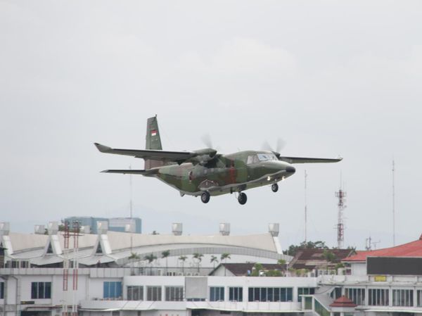 Mulusss.. Pesawat Bikinan PTDI Mendarat di Hanggar TNI AU