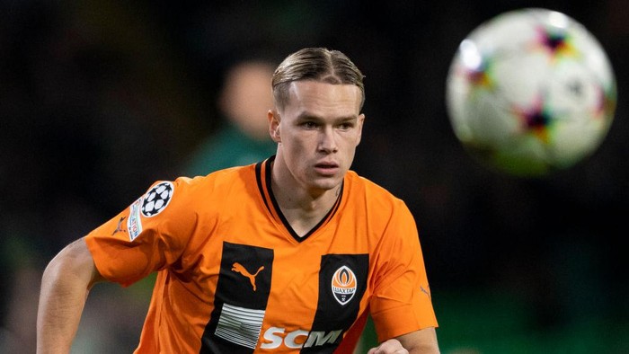 GLASGOW, SCOTLAND - OCTOBER 25: Mykhaylo Mudryk in action for Shakhtar Donetsk during a UEFA Champions League match between Celtic and Shakhtar Donetsk at Celtic Park, on October 25, 2022, in Glasgow, Scotland. (Photo by Ross MacDonald/SNS Group via Getty Images)
