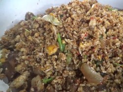 Porsi Jumbo! Nasi Goreng Kikil di Lumajang Ini Disajikan di Baskom