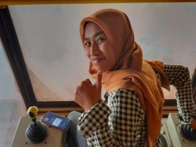 Potret Aktivitas Nirwana Selle saat Operasikan Crane di Pabrik Nikel PT GNI