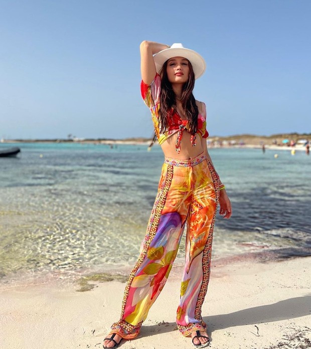 Outfit liburan ala Cinta Laura Kiehl. Foto: Instagram.com/claurakiehl