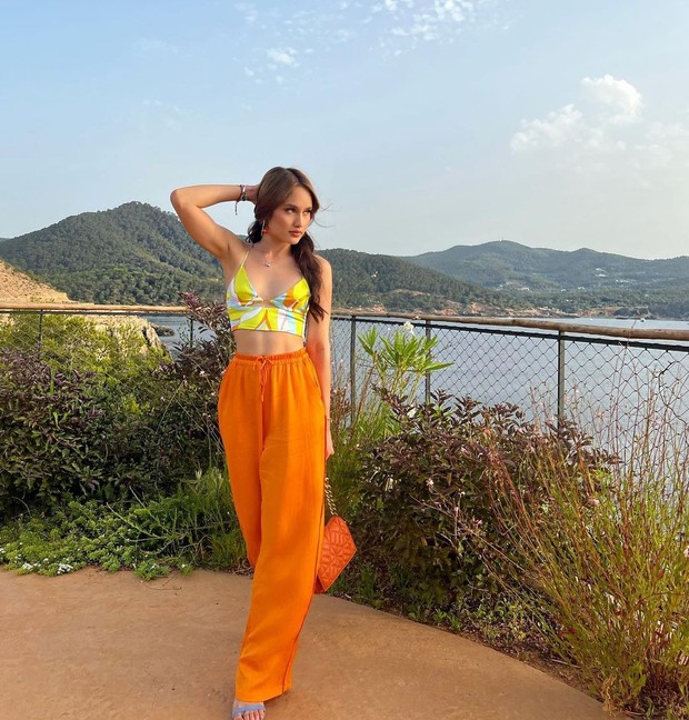 Outfit liburan ala Cinta Laura Kiehl. Foto: Instagram.com/claurakiehl