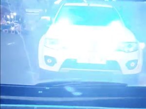 Si Paling Punya Jalan, Pemobil Pajero Sport Pelat QH Pakai Strobo Silaunya Sadis