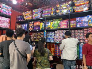 Penjualan Kembang Api di Medan Naik Tahun Ini, Harga Ikut Melambung