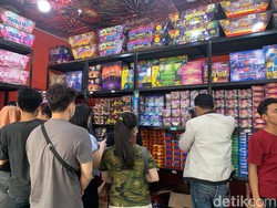 Penjualan Kembang Api di Medan Naik Tahun Ini, Harga Ikut Melambung