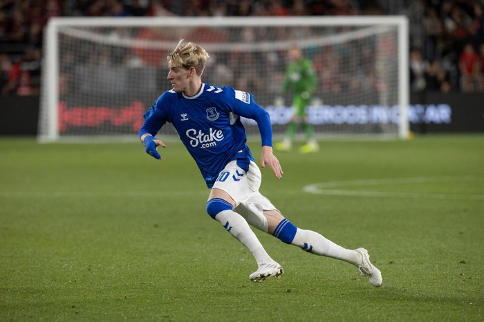 Pemain Lari Tercepat di Liga Inggris musim 2022/2023 SYDNEY, AUSTRALIA - NOVEMBER 23: Anthony Gordon of Everton chases the ball during the Sydney Super Cup match between Everton and the Western Sydney Wanderers at CommBank Stadium on November 23, 2022 in Sydney, Australia. (Photo by Steve Christo - Corbis/Corbis via Getty Images)