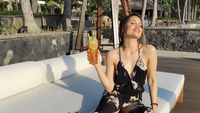Pesona Cinta Laura Saat Ngopi dan Masak Makanan Sehat