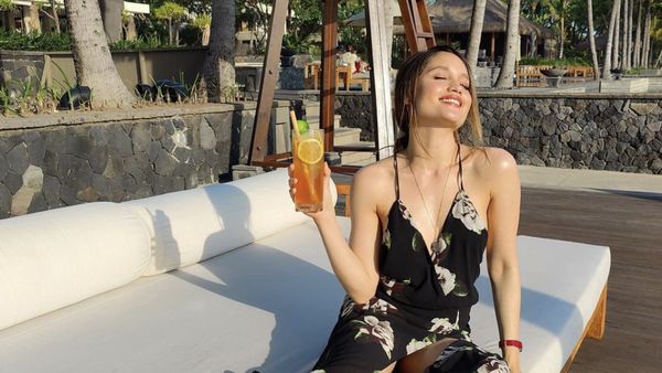 Pesona Cinta Laura Saat Ngopi dan Masak Makanan Sehat