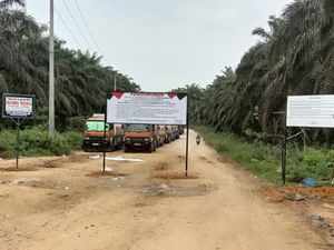Eks Bos Pabrik yang Tuntut Pesangon di Inhu Kini Pasang Plang di Jalan Eks Bos Pabrik yang Tuntut Pesangon di Inhu Kini Pasang Plang di Jalan