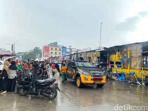 Polisi Larang Warga Masuk Pasar Sentral Makassar, Takut TKP Kebakaran Dirusak Polisi Larang Warga Masuk Pasar Sentral Makassar, Takut TKP Kebakaran Dirusak