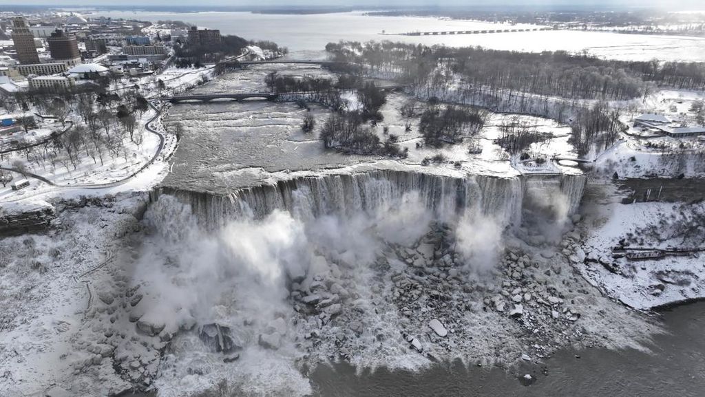 Potret Menakjubkan Air Terjun Niagara Saat Berselimut Salju