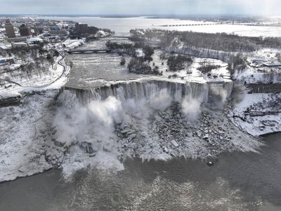 Potret Menakjubkan Air Terjun Niagara Saat Berselimut Salju