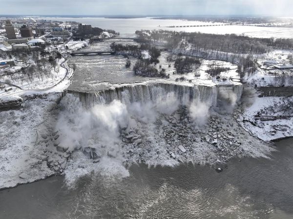 Potret Menakjubkan Air Terjun Niagara Saat Berselimut Salju