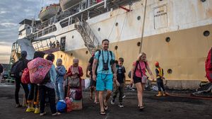 KM Kelimutu Evakuasi Wisman Terjebak Cuaca Ekstrem di Karimunjawa