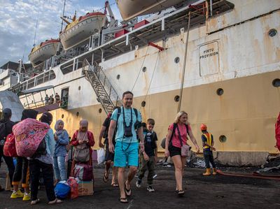 KM Kelimutu Evakuasi Wisman Terjebak Cuaca Ekstrem di Karimunjawa