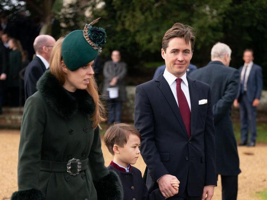 Foto: Momen Putri Beatrice Pertama Kali Ajak Anak Tiri ke Misa Natal Kerajaan