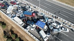 Potret Kecelakaan Beruntun di China Gegara Kabut Tebal, Mobil Bertumpukan